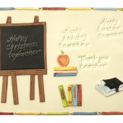 Bolo decorado com tema escolar, lousa em chocolate e frases em relevo