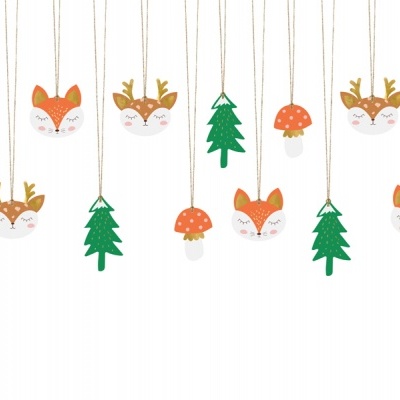 Decorações penduradas com formas de cogumelos, árvores de Natal, raposas e veados em cores vermelho, verde, castanho e branco.
