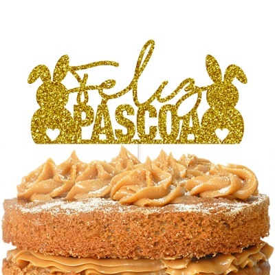 Bolo com topper dourado em glitter 'Feliz Páscoa' entre dois coelhos