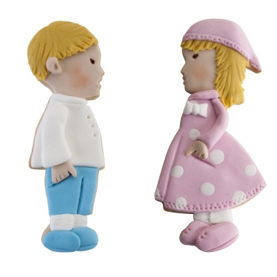 Figuras decorativas de menino e menina feitas de silicone, coloridas em branco, azul e rosa.