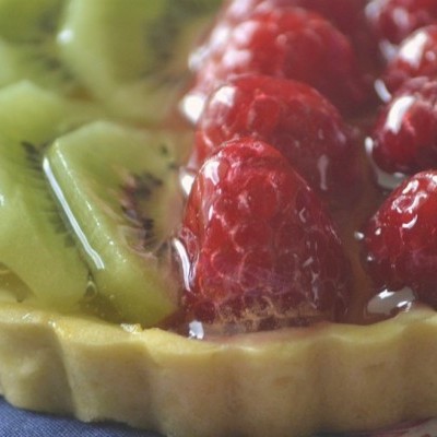 Close-up de tarte com kiwi e framboesas frescas