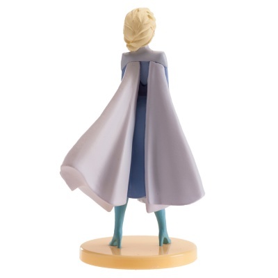 Figura de personagem feminina de costas com capa lilás e vestido azul claro em base amarela.