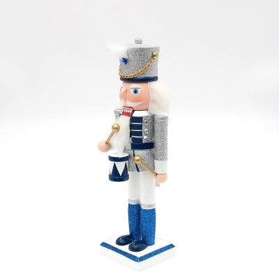 Boneco quebra-nozes decorativo azul e branco segurando tambor