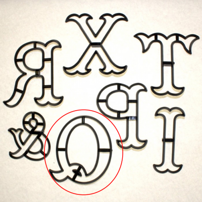 Letras metálicas decorativas pretas sobre fundo claro