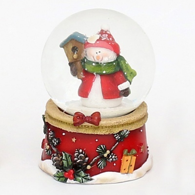 Globo de neve com boneco de neve e base vermelha decorada com pinhas e presente