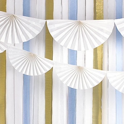 Decoração com leques de papel branco e tiras verticais azuis, douradas e brancas