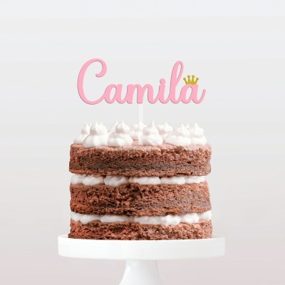 Bolo de chocolate com creme branco e topo decorado com nome 'Camila' em rosa e coroa amarela