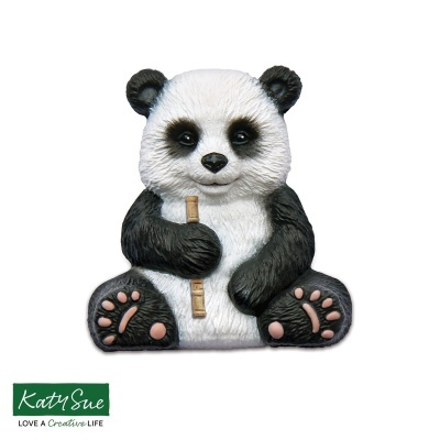 Figura decorativa de panda segurando bambu