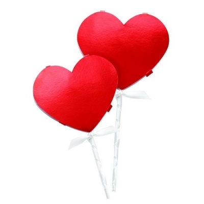 Pirulitos vermelhos em forma de coração com palitos e laços brancos