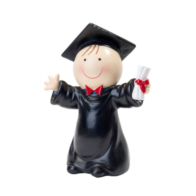 Figurinha de formatura sorridente com chapéu preto e diploma com fita vermelha