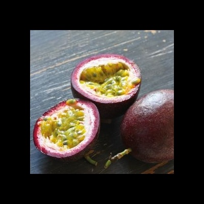 Maracujá partido ao meio com polpa amarela e casca roxa