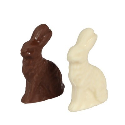 Duas figuras de coelhos de chocolate, uma ao leite e uma branco.