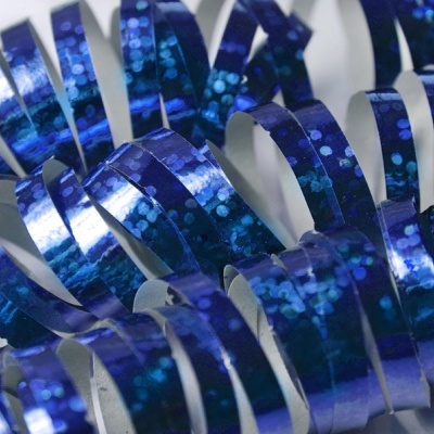 Fitas decorativas azuis enroladas em espiral com padrão brilhante