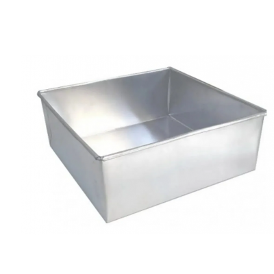 Forma retangular metálica prateada com superfície lisa