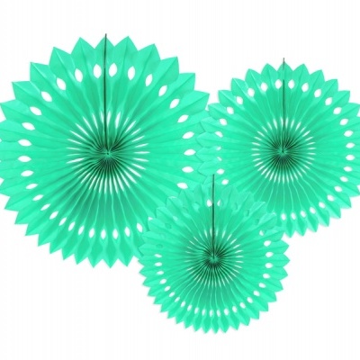 Decorações de papel verde água circulares com recortes ovais penduradas