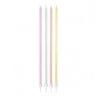 Conjunto de quatro velas finas coloridas em fundo branco