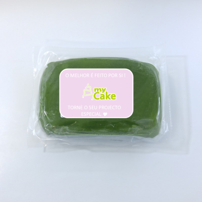 Massa verde para decoração de bolos embalada em plástico transparente com etiqueta rosa