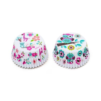 Duas forminhas de papel para bolos com padrões coloridos de animais e corujas