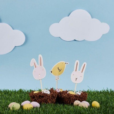 Decoração de Páscoa com coelhos e pintainho de papel, ovos coloridos e nuvens de papel