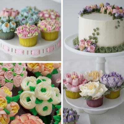 Bolo branco com decoração de flores em pasta americana e cupcakes florais em suportes brancos