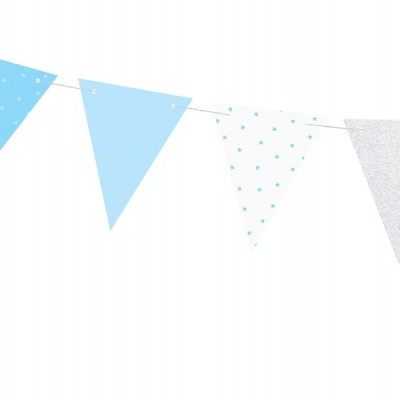 Bandeirola festiva azul e branca com padrões variados