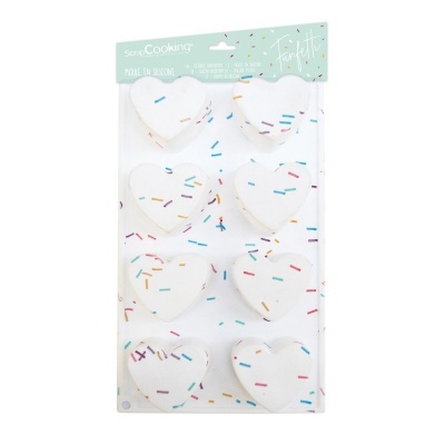 Conjunto de moldes para bolos em forma de coração com decoração colorida