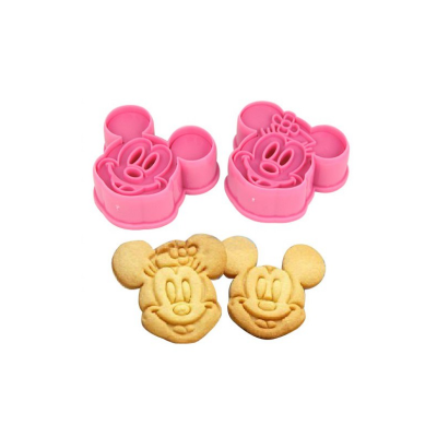 Conjunto de cortadores de bolacha e bolachas com formas de Mickey e Minnie em rosa e bege