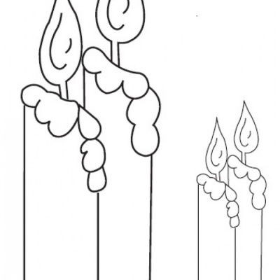 Desenho a preto e branco de duas velas com chamas estilizadas e cera derretida