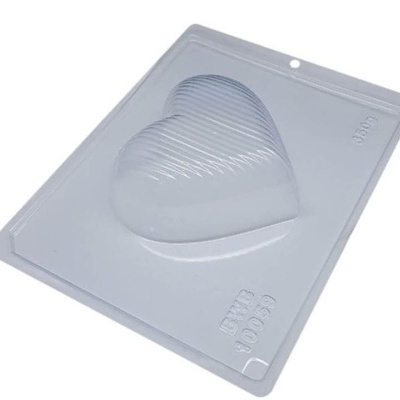 Molde de plástico translúcido em forma de coração com textura estriada