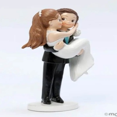 Figura decorativa de noivos em casamento