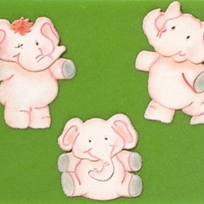 Três elefantes de peluche cor-de-rosa sobre fundo verde