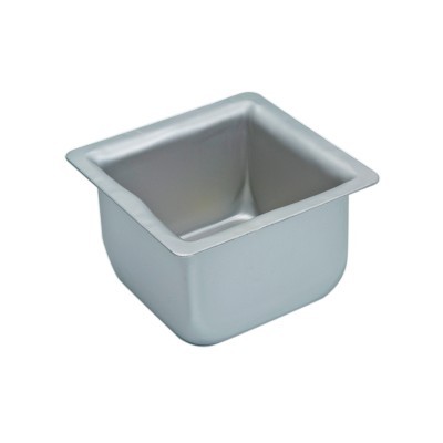 Recipiente quadrado metálico cinzento prateado com bordas salientes.