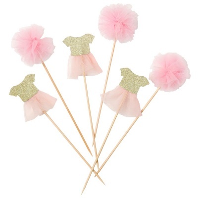 Decoração de festa com palitos de vestidos dourados e pompons cor-de-rosa