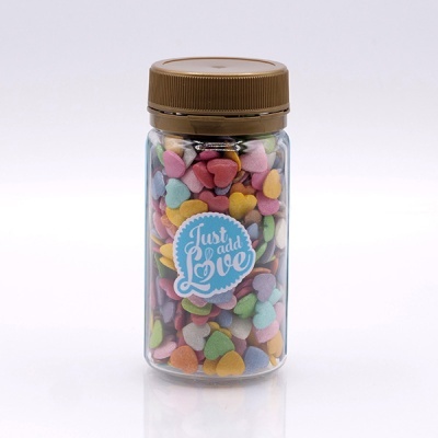 Frasco de doces coloridos em forma de coração com etiqueta azul e tampa castanha