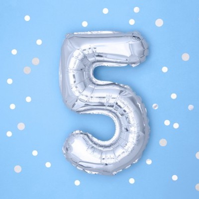 Balão prateado número 5 com confetes em fundo azul