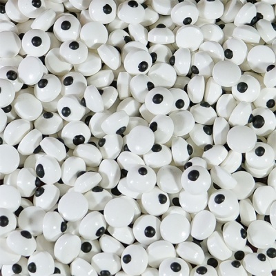 Peças plásticas redondas que parecem olhos com um ponto preto no centro
