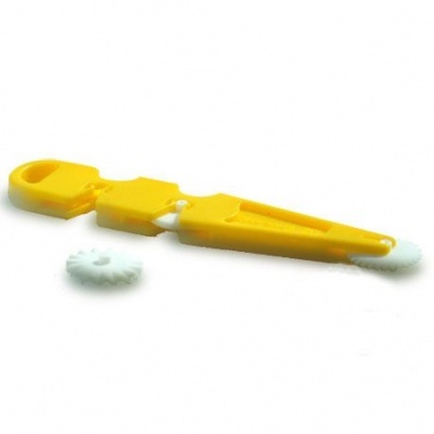 Ferramenta plástica amarela com rodas brancas dentadas