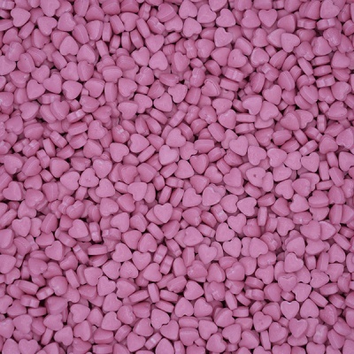 Pequenos corações de açúcar rosa para decoração de bolos