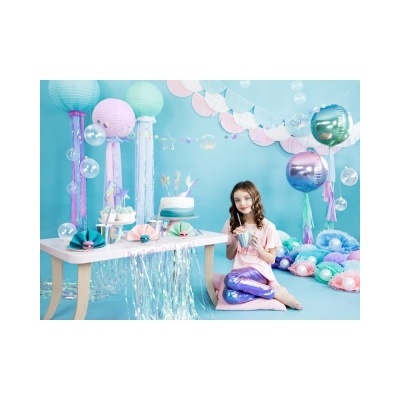 Festa infantil decorada azul e lilás com balões, bolo e menina vestida como sereia.