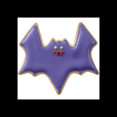 Biscoito em forma de morcego com cobertura roxa e detalhes verdes e vermelhos