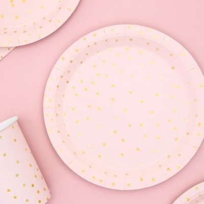 Prato, copo e guardanapo de papel rosa com pontos amarelos sobre fundo rosa