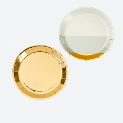 Dois pratos descartáveis redondos, dourado e branco