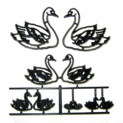 Prendedores de roupa pretos em forma de cisne com detalhes nas asas