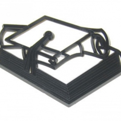 Suporte de metal preto em forma de diploma enrolado e chapéu de graduação