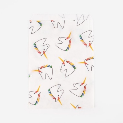 Gola para criança branca com padrão de unicórnios coloridos