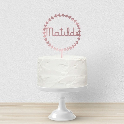 Bolo branco com topper rosa a dizer Matilde num suporte branco