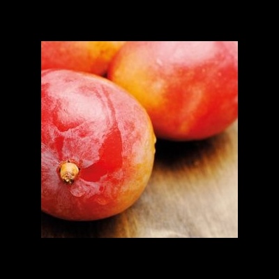 Duas maçãs vermelhas e amarelas sobre superfície de madeira