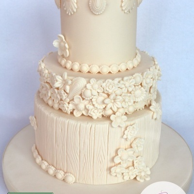 Bolo creme de três andares com decoração floral e textura de madeira