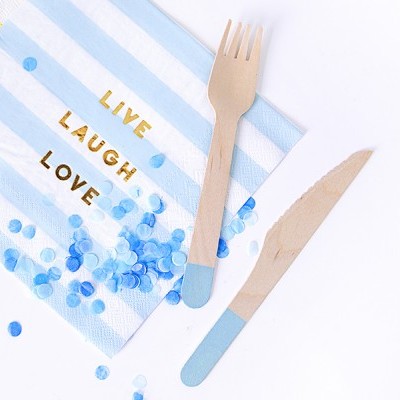 Guardanapo riscas azuis e brancas com texto dourado e talheres de madeira azul claro