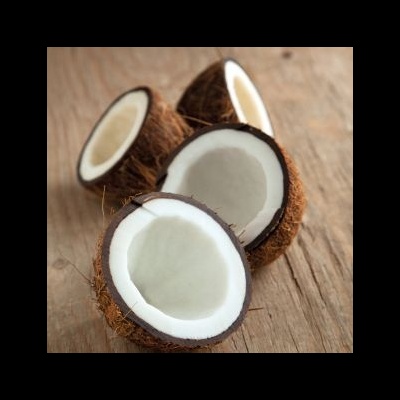 Cocos partidos ao meio sobre madeira